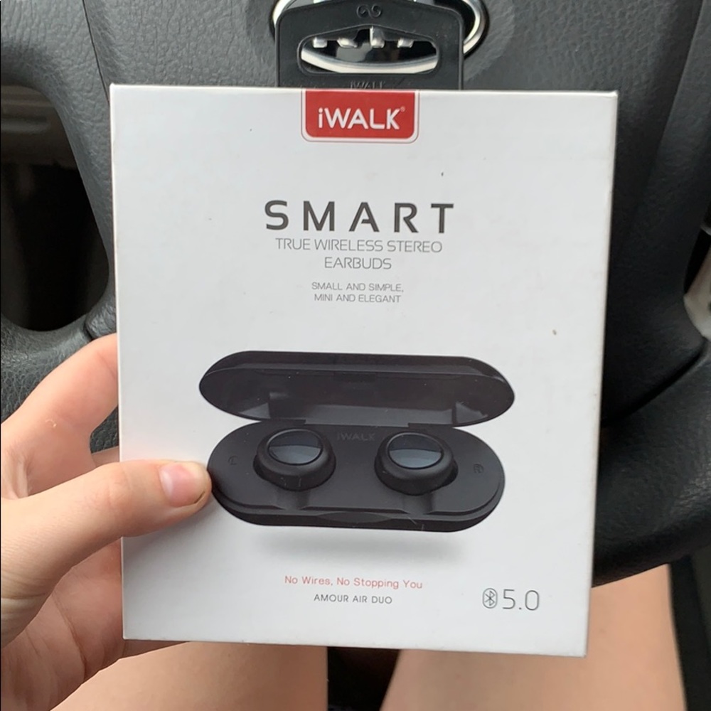 BRAND NEW WIRELESS EARBUDS